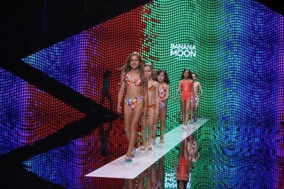 Las creaciones infantiles inundan de color y diversión la pasarela de la Semana de la Moda Baño (Foto TA)